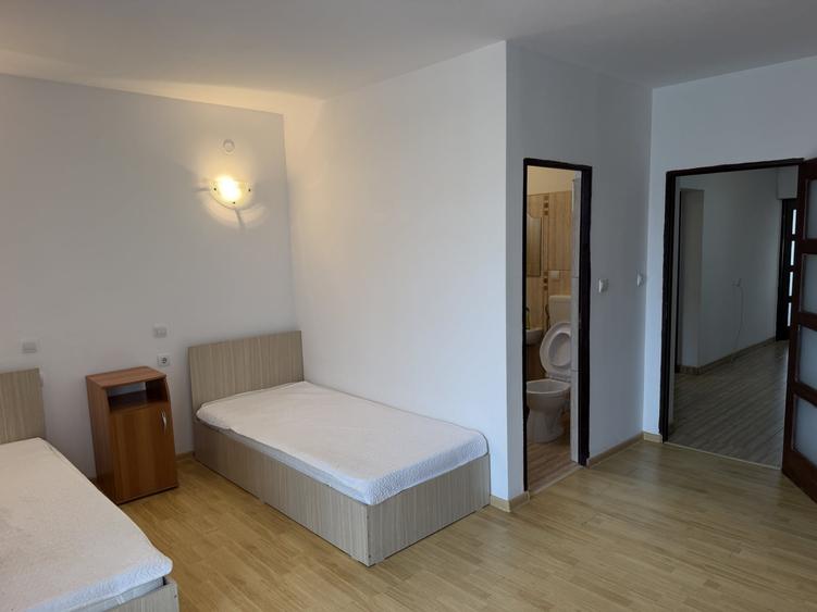 Apartament cu 3 camere decomandat, mobilat în Vasile Aaron