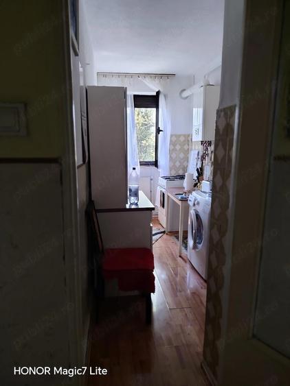 Vand 3 camere decomandate, balcon, 2 debarale, 60m, termopane, rulouri, centrala. - 4