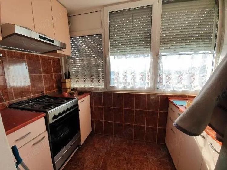 Inchiriez apartament cu trei camere complet mobilat , cu loc de parcare strada Numarului Oradea - 8