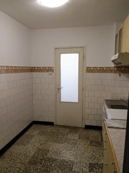 Vând apartament cu 3 camere semidecomandat zone centrală , ușor negociabil - 4