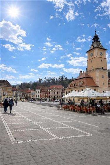 Apartament 2 camere, 2 bai, etaj 1, Piata Sfatului, Brasov - 1