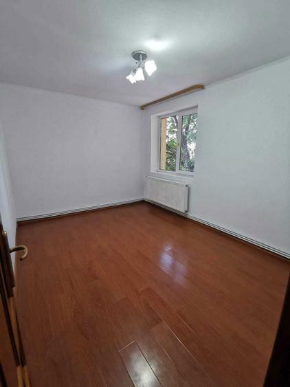 Vand apartament 2 camere. Tecuci, str. Gh. Petrascu, etaj 2 - 3