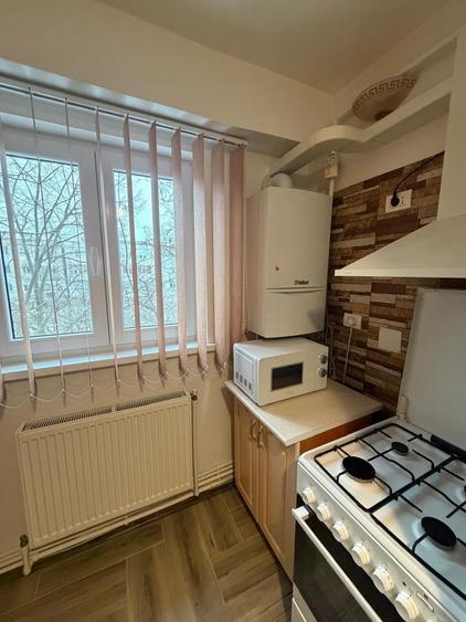 Inchiriem apartament cu 2 camere in zona Micro 20 (stradal), etaj 3, pret 400 E - 14