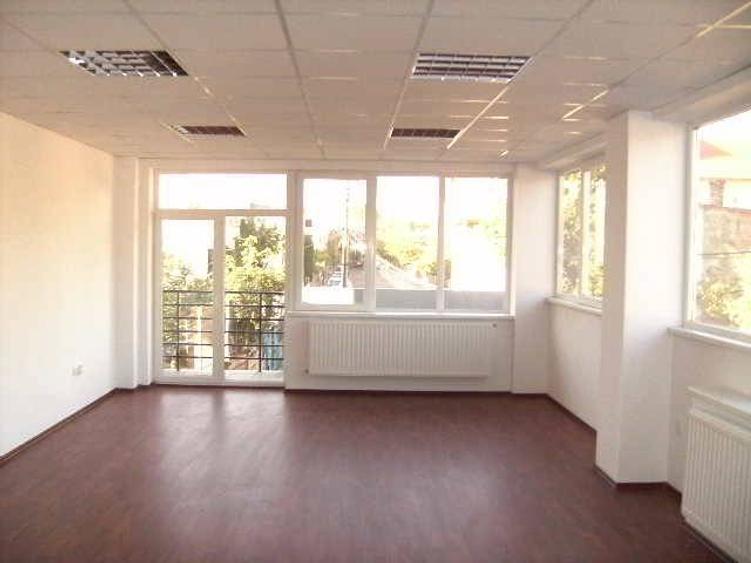 De vanzare cladire de birouri semicentral - 4