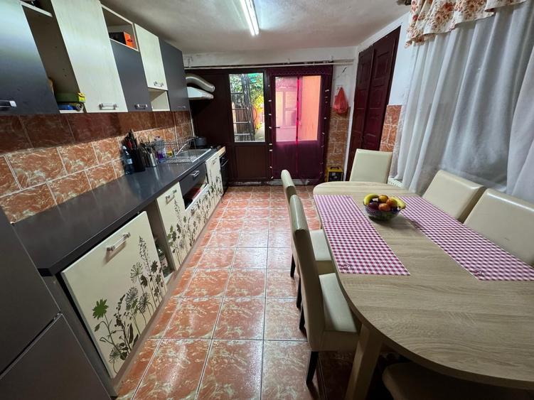 Casă individuală cu 5 camere cu Canalizare în Fratelia