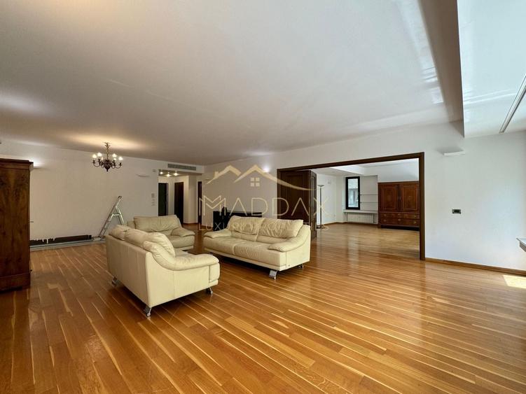 Apartament cu 4 camere circular, mobilat în Capitale