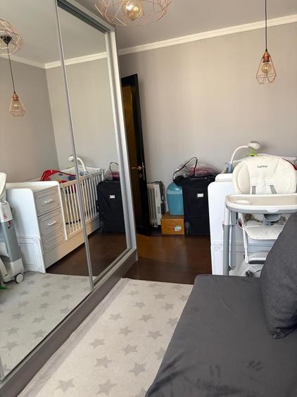Apartament cu 3 camere semidecomandat în Calea București