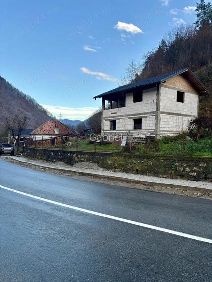 Casa la rosu cu utilitati si teren generos