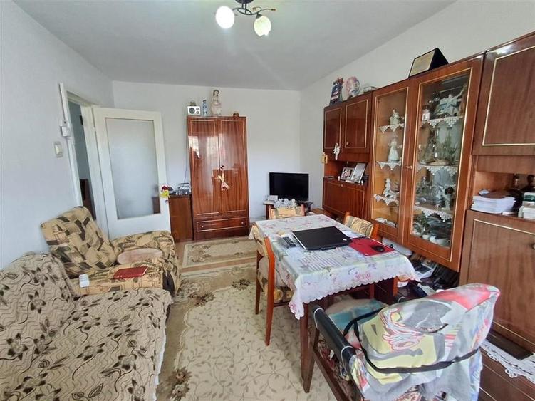 Apartament 3 camere decomandat 2 balcoane pivnita zona Valea Aurie - 9