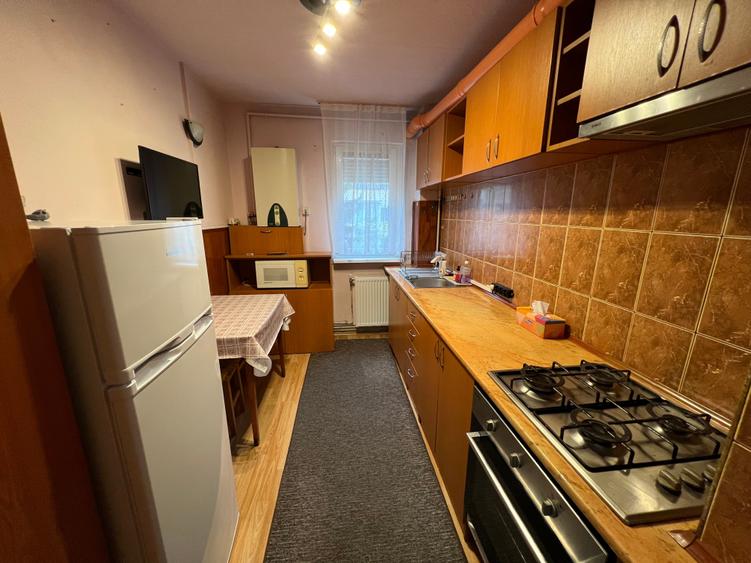 INCHIRIEZ  apartament 3 camere,semidecomandat,zona Mihai Viteazul - 1