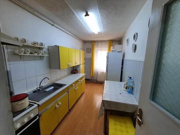 Apartament 2 decomandat  ,etajul 1, intrare Racadau-Carpatilor - 3