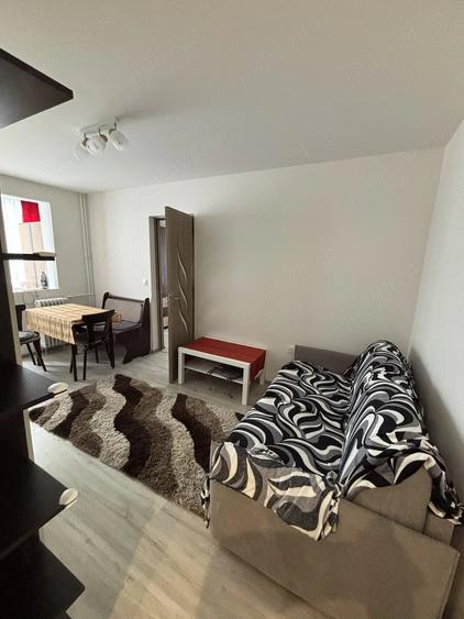 Apartament cu 3 camere semidecomandat în Dacia