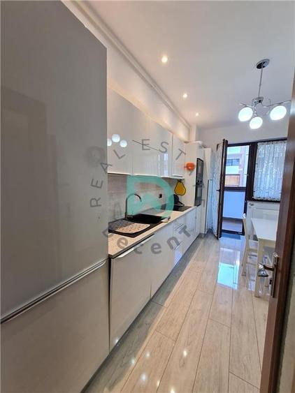 Apartament cu 2 camere decomandat, mobilat în Tractorul