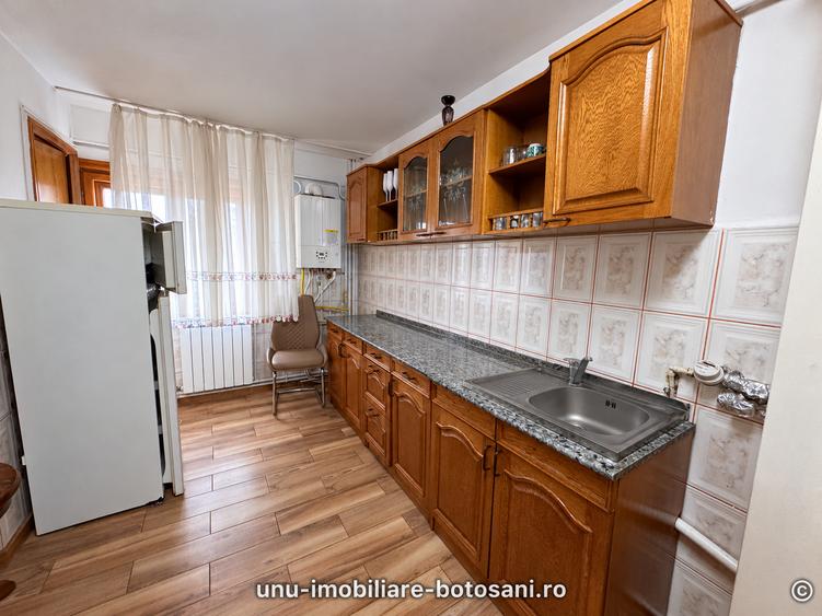 Apartament cu 3 camere decomandat în Sud-Vest