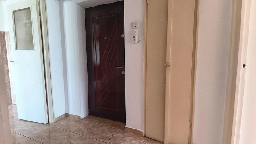 Apartament cu 4 camere semidecomandat în Piața Centrală