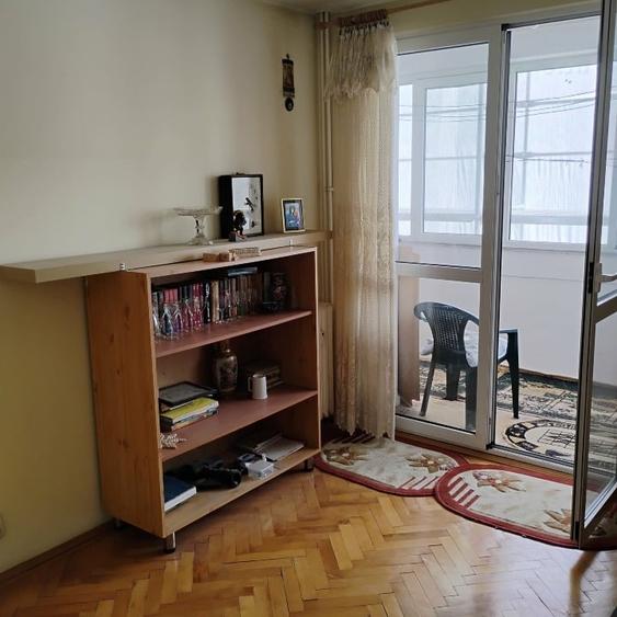 Apartament cu 2 camere semidecomandat în Costin Georgian