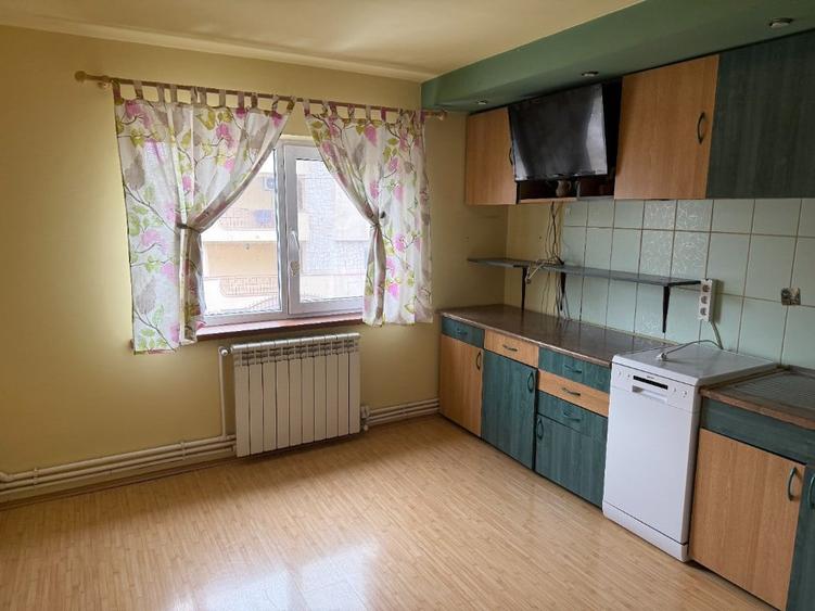 Apartament cu 4 camere decomandat în Agigea