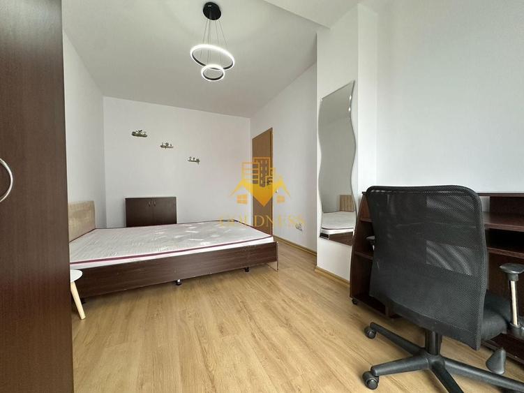Apartament cu 3 camere semidecomandat, mobilat în Central