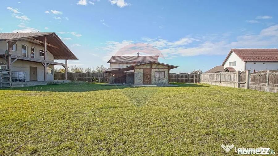Casă cu 5 camere cu Teren 700 Mp în Sânpetru