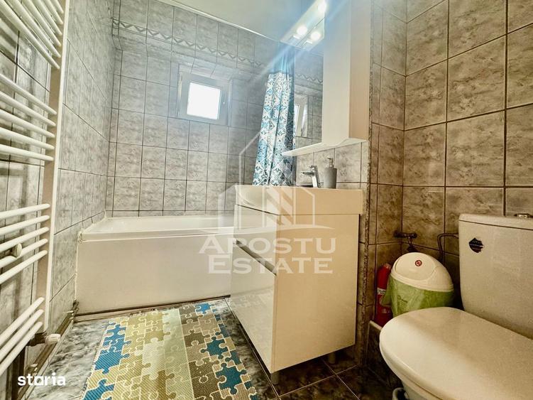 Apartament cu 3 camere, mobilat în Pârneava
