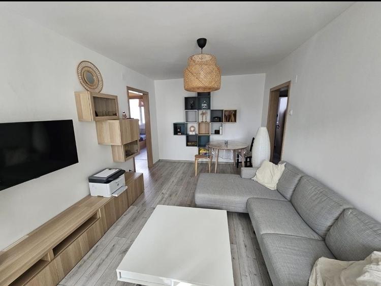 Apartament cu 3 camere semidecomandat în Ștefan cel Mare
