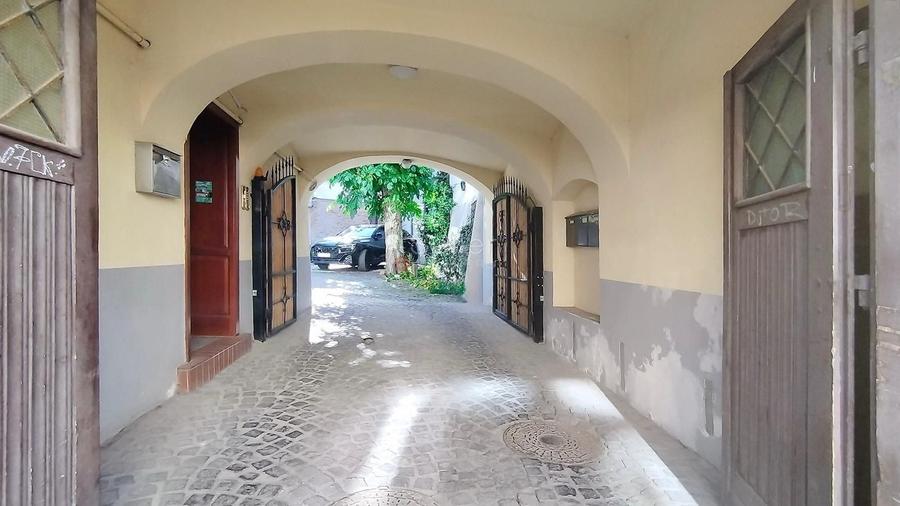 Apartament cu 2 camere semidecomandat în Centrul Istoric