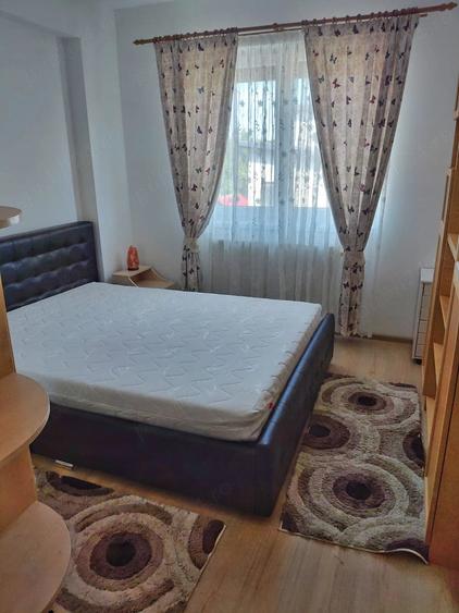 Apartament cu 3 camere decomandat în Tractorul