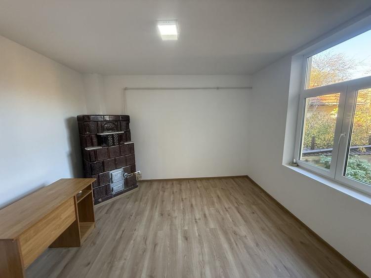 2 corpuri de Casă renovate + teren 125 mp Campina - 11