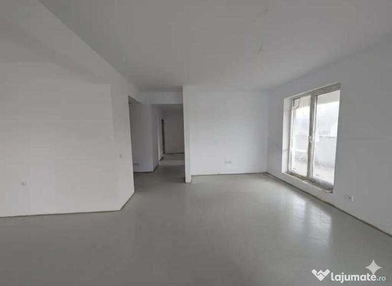 Apartament cu 4 camere semidecomandat în Florești