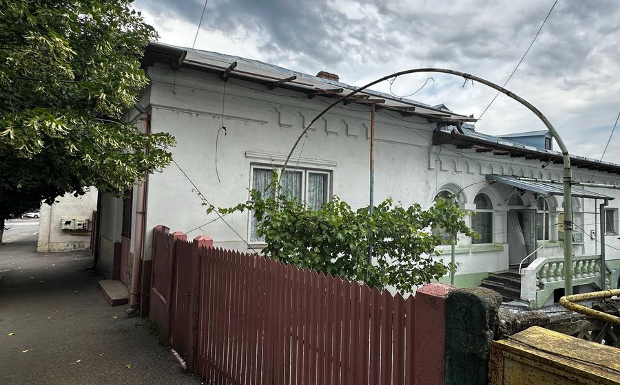 Casă cu 4 camere cu Teren 500 Mp în Central