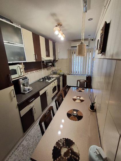 Apartament cu 3 camere decomandat în Moroasa 2