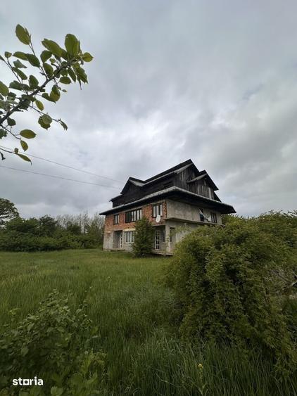 Casă cu 8 camere cu Teren 3600 Mp în Timișești