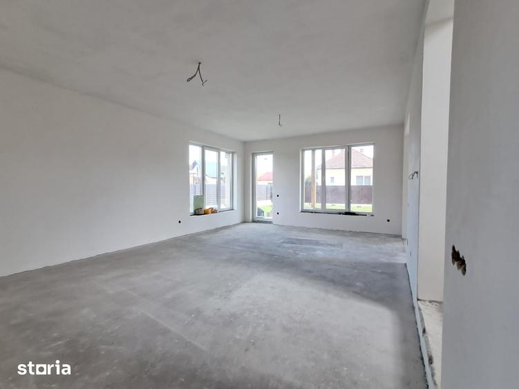 Casă cu 5 camere cu Teren 601 Mp în Apahida