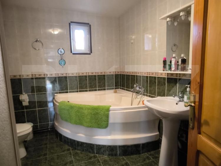Casă individuală cu 7 camere cu Canalizare în Sud