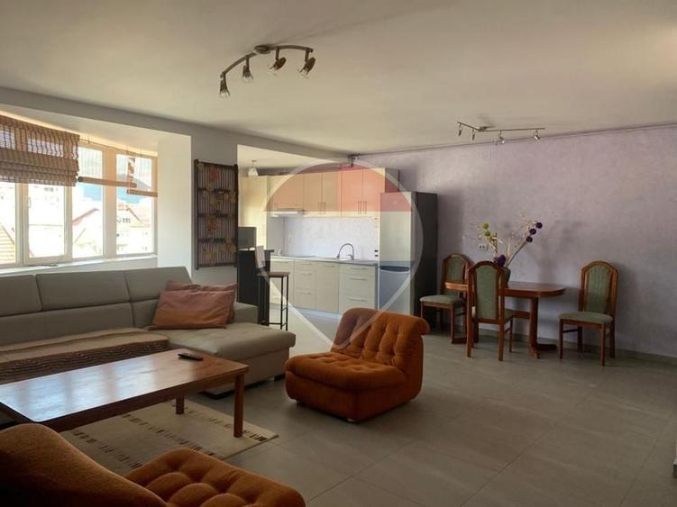 Apartament cu 3 camere decomandat, mobilat în Central