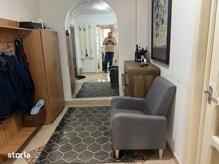 Apartament cu 3 camere decomandat în Cornișa