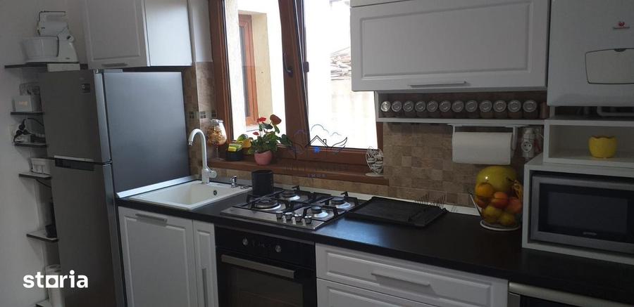 Apartament cu 3 camere decomandat în Tractorul