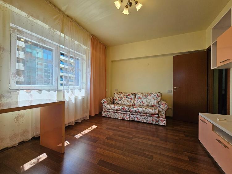 Apartament cu 3 camere semidecomandat, mobilat în Calea Plevnei