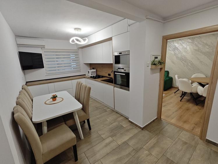 Apartament cu 3 camere decomandat în Central