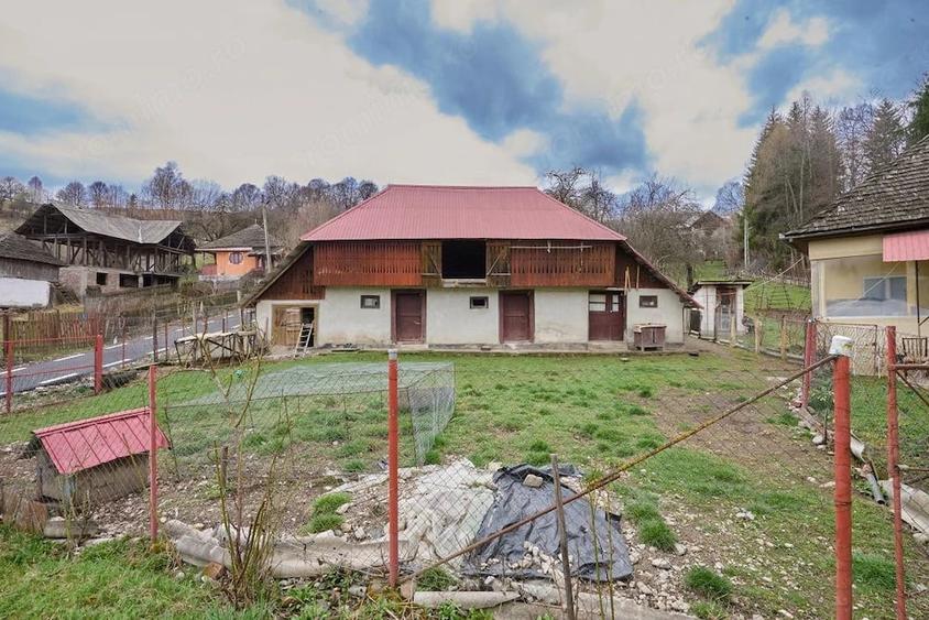 Casă cu 4 camere cu Teren 4213 Mp în Nucșoara