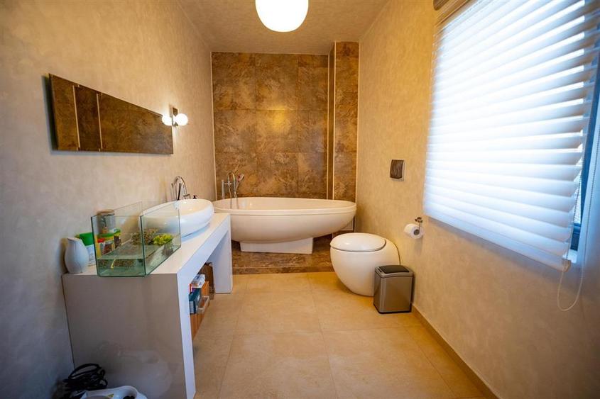 Casă cu 6 camere cu Teren 1700 Mp în Exterior Nord