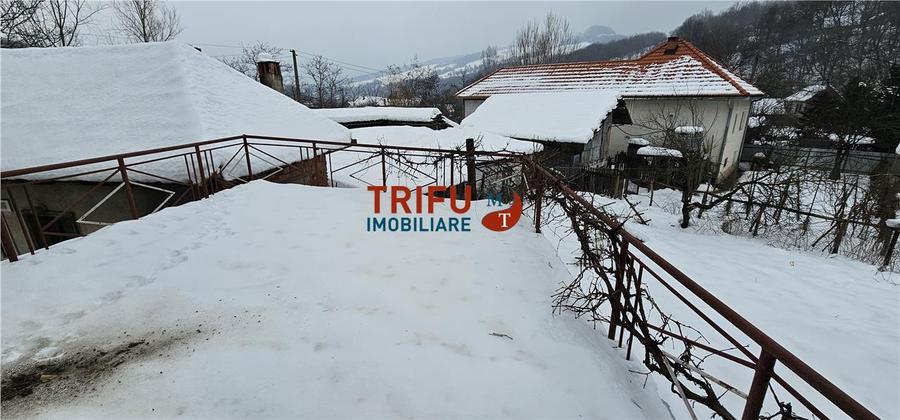 Casă individuală cu 8 camere cu Garaj în Ampoița