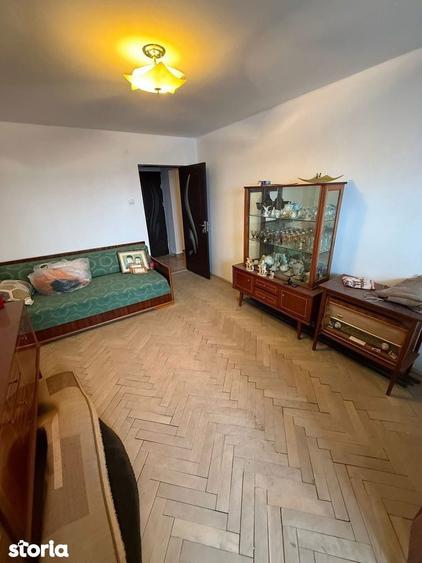 Apartament cu 3 camere decomandat în Calea București