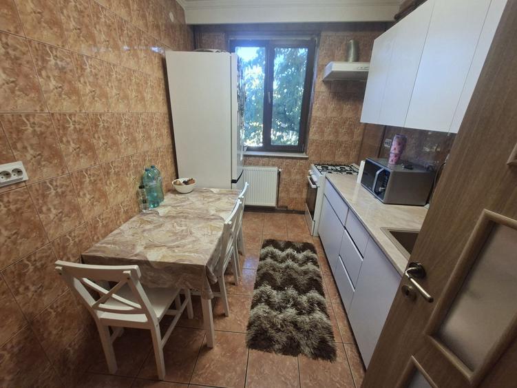 Apartament cu 3 camere semidecomandat în Craiovei