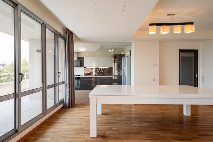 Apartament cu 5 camere decomandat în Băneasa
