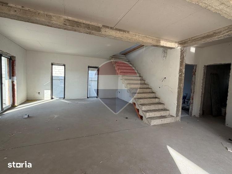Casă cu 5 camere cu Teren 500 Mp în Malu Mare