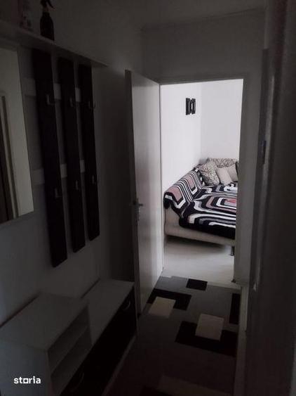 Apartament cu 3 camere semidecomandat, mobilat în Central