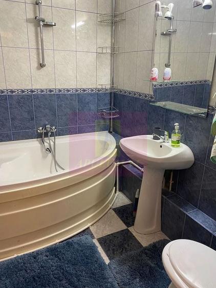 Apartament cu 4 camere semidecomandat în Văcăresti