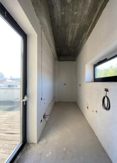 Penthouse cu 4 camere decomandat în Peninsula