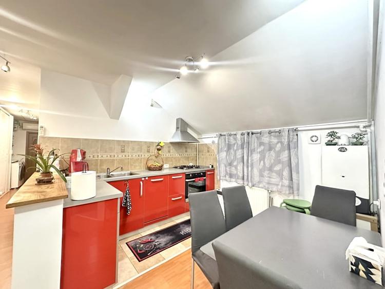 Apartament cu 3 camere semidecomandat, mobilat în Aradului